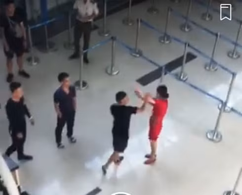 Nữ nhân viên hàng không bị 3 đối tượng vây đánh tại sân bay Thọ Xuân, Thanh Hoá (hình ảnh cắt ra từ clip).