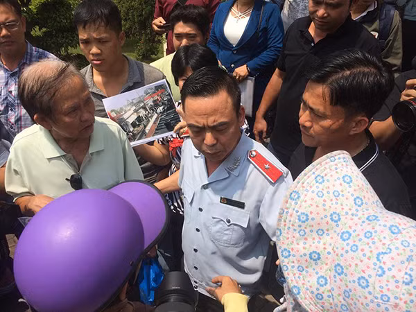 Người dân tiếp tục phản ánh với Trưởng ban tiếp công dân Trung ương Nguyễn Hồng Điệp sau buổi tiếp xúc.