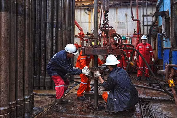 Người lao động Vietsovpetro tháo cần khoan.