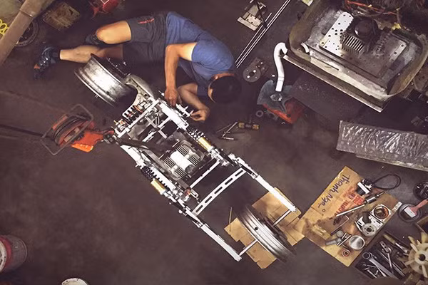 Được biết, để hoàn thành chiếc Honda CD250 độ Malicubu free style, anh Mai Nguyễn Đình Huy đã mất rất nhiều thời gian với hơn 2 năm và miệt mài liên tục khoảng 2.500 giờ.