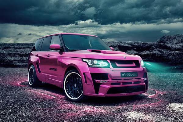 Không thể không kể đến một sản phẩm sáng tạo có tính thảm họa khác của Hamann. Range Rover Mystere có bộ la-zăng 23-inch “gào thét” đòi sự chú ý, một hệ thống treo khiến nó thấp hơn 1,5 cm, hệ thống 4 ống xả, vòm bánh loe, tấm cản va phía trước tích hợp đèn LED diêm dúa.