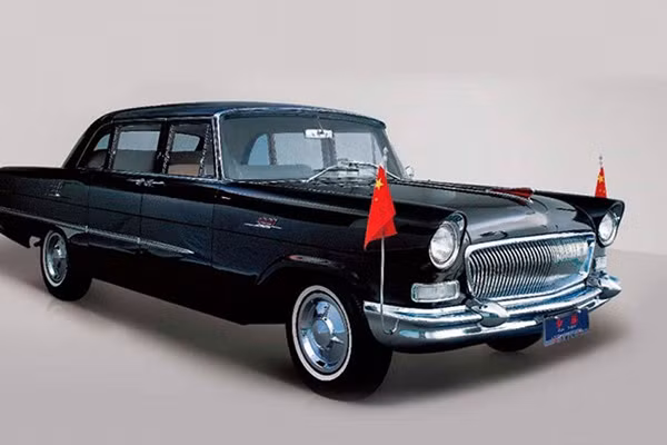 Nhà lãnh đạo Trung Quốc Mao Trạch Đông sử dụng xe ZIS-110 làm phương tiện di chuyển. Đây là món quà mà lãnh đạo Nga Stalin tặng ông vào năm 1949. Năm 1958, ông Mao Trạch Đông sử dụng dòng xe nội địa của tập đoàn FAW Hong.