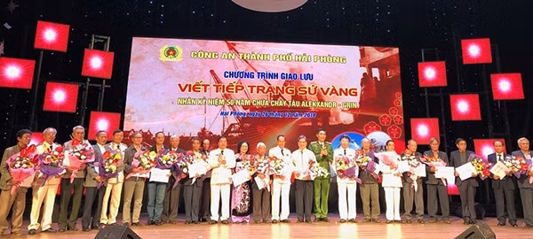 Lãnh đạo Công an TP Hải Phòng chụp ảnh lưu niệm cùng chiến sỹ tham gia chữa cháy.