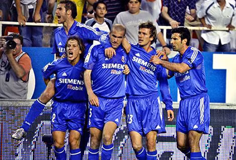 Các ngôi sao của “Los Galacticos” ăn mừng một bàn thắng.