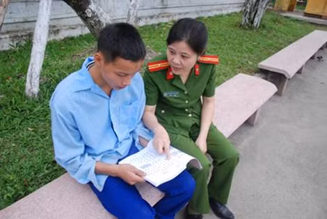 Tòng Văn Thắng được cô giáo Nguyễn Thị Thủy dạy bảng chữ cái. Tòng Văn Thắng được cô giáo Nguyễn Thị Thủy dạy bảng chữ cái.