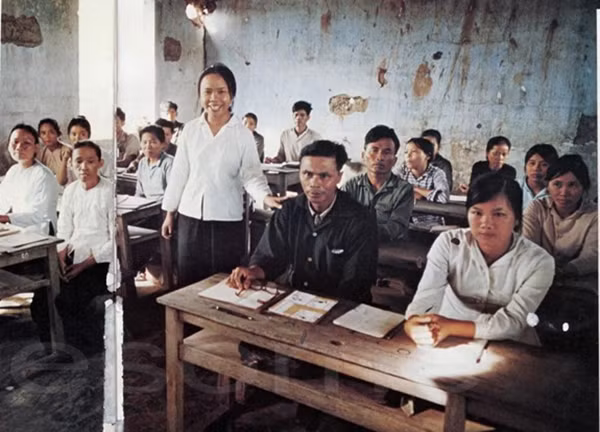 Các chiến sĩ du kích trong lớp học ở vùng giải phóng, Quảng Trị năm 1973. Ảnh: Ishikawa Bunyo.