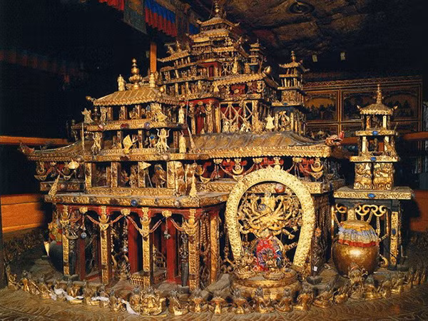 Potala từng là chốn tu hành của các vị Đạt Lai Lạt Ma tới đời thứ 14.