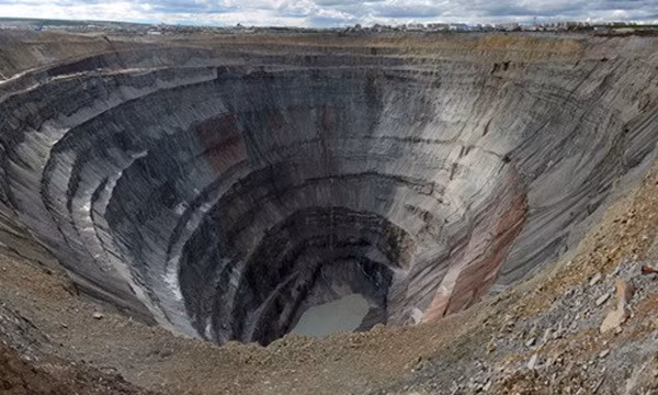 Mỏ Mir (còn gọi mỏ Mirny) là mỏ kim cương lộ thiên nằm ở Mirny, Cộng hòa Sakha, thuộc vùng Siberia, phía đông nước Nga.