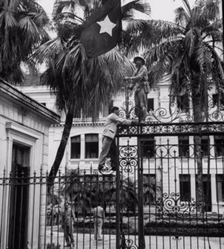 Cờ đỏ sao vàng được cắm trên Phủ Thống sứ Bắc Kỳ ở Hà Nội - cơ quan đầu não của Pháp trên toàn miền Bắc.