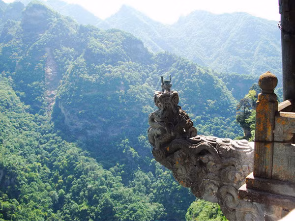 Đạo giáo ở núi Võ Đang thịnh vượng nhất vào thời Minh. Việc này có quan hệ trực tiếp đến việc Yên vương Chu Đệ - người sau này trở thành hoàng đế thứ ba của nhà Minh - đã có sự hỗ trợ tinh thần từ các đạo sư nơi đây. Đạo giáo ở núi Võ Đang thịnh vượng nhất vào thời Minh. Việc này có quan hệ trực tiếp đến việc Yên vương Chu Đệ - người sau này trở thành hoàng đế thứ ba của nhà Minh - đã có sự hỗ trợ tinh thần từ các đạo sư nơi đây.