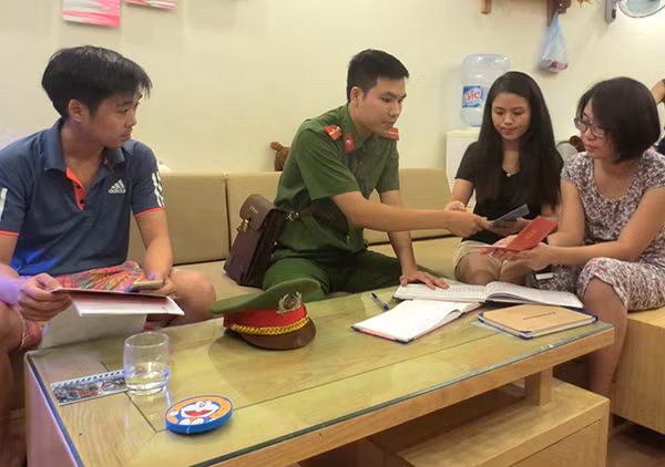 CSKV – Công an phường Hoàng Liệt tiến hành kiểm tra nhân, hộ khẩu tại tòa nhà HH2C.