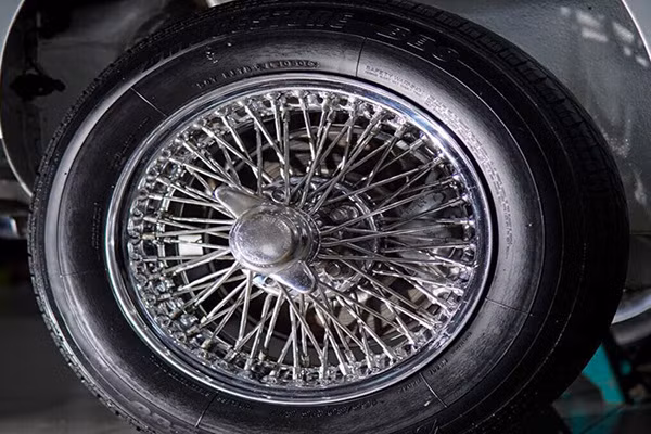 Xe trang bị hộp số 4 cấp. Động cơ 6 xy-lanh van bố trí ở trên được “nuôi dưỡng” bởi 2 chế hòa khí. Chiếc xe đạt hệ số gần 150 mã lực công suất trên trong lượng 1.157 kg vì thế mà dù có tuổi đời hơn nửa thế kỷ, Aystin-Healey 3000 Mk II có thể đạt tốc độ tối đa gần 200km/h, và tăng tốc từ 0 đến 100km/h trong chưa đầy 10 giây.
