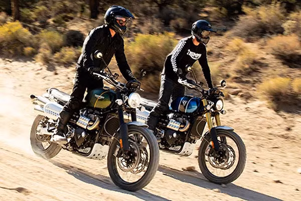 Với kiểu dáng Scrambler sử dụng pô vắt cao dạng ống đôi mạnh mẽ, xe sở hữu bánh trước và sau lệch size 21 - 17 với vành nan làm tăng khả năng linh hoạt của xe khi vào đường xấu hay phải vượt qua chướng ngại vật. Với kiểu dáng Scrambler sử dụng pô vắt cao dạng ống đôi mạnh mẽ, xe sở hữu bánh trước và sau lệch size 21 - 17 với vành nan làm tăng khả năng linh hoạt của xe khi vào đường xấu hay phải vượt qua chướng ngại vật.