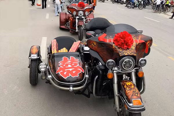 Dàn xe môtô Harley-Davidson với đủ mọi chủng loại phong cách đặc biệt được dọn rửa, đánh bóng sạch sẽ xếp thành hai hàng ngay ngắn cùng sự hỗ trợ của những người bạn đam mê "xế nổ" chuẩn bị cho lễ rước dâu.