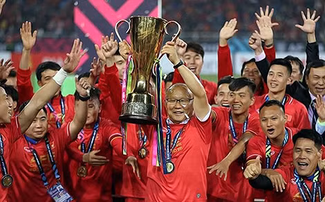 Huấn luyện viên Park Hang-seo nâng cao chiếc cup vô địch. Huấn luyện viên Park Hang-seo nâng cao chiếc cup vô địch.
