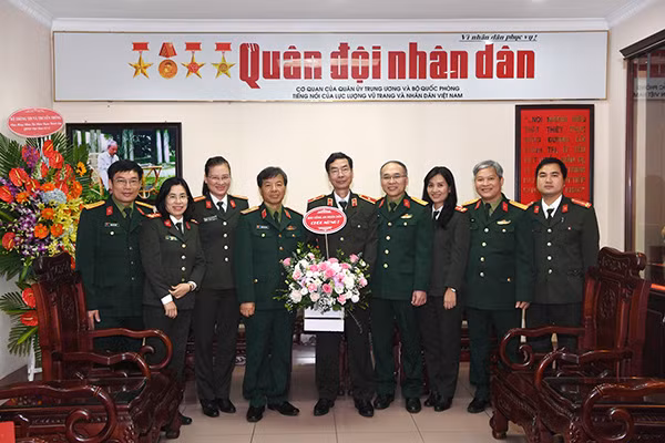 Thiếu tướng Phạm Văn Miên, Tổng Biên tập Báo CAND chúc mừng Ban Biên tập Báo QĐND.