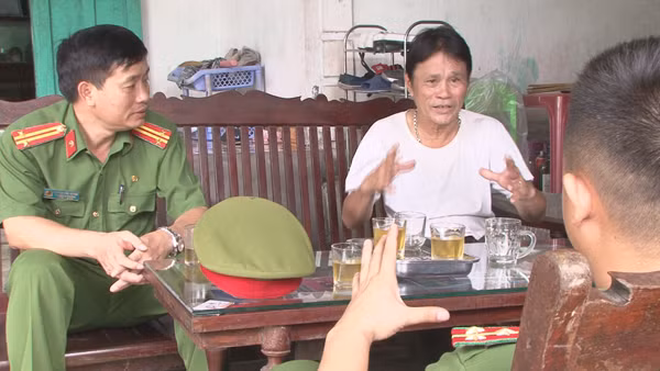 Trung tá Nguyễn Văn Quỳnh thường xuyên tới nhà động viên ông Dũng.