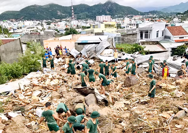 Lực lượng Cảnh sát cơ động nỗ lực tìm kiếm người mất tích dưới đống đổ nát bên chân núi Hòn Xện.