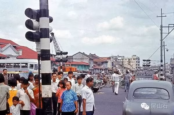 Quang cảnh đường phố đông đúc người qua lại.