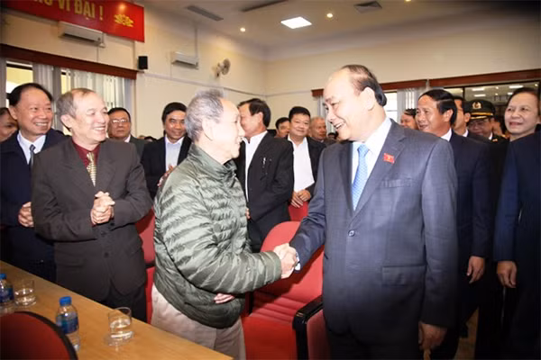 Thủ tướng gặp gỡ thân mật với cử tri.