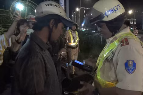 Cảnh sát giao thông xử lý một trường hợp điều khiển phương tiện có sử dụng bia, rượu.