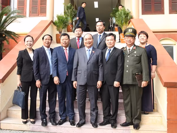 Thủ tướng chụp ảnh lưu niệm cùng lãnh đạo TP Hải Phòng và quận Lê Chân.