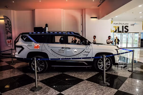 Chiếc SUV "khủng" của Cảnh sát Duba. Chiếc SUV "khủng" của Cảnh sát Duba.