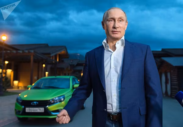 Ông Putin tự tay lái xe Lada Vesta đến khu tổ hợp khách sạn Polyana 1389.