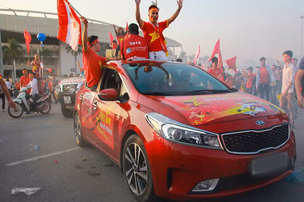 Để cổ vũ tinh thần cho đội tuyển Việt Nam ở trận chung kết AFF Cup 2018, nhiều chủ xe đầu tư dán tem rực rỡ cờ đỏ sao vàng cực ấn tượng.