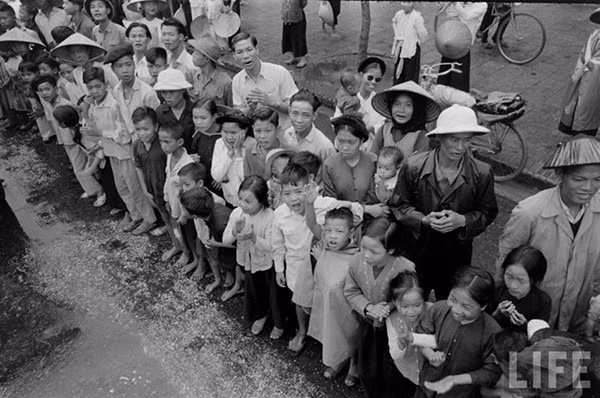 Vẻ hân hoan của người dân Hà Nội vào ngày được giải phóng khỏi ách thống trị của thực dân Pháp.