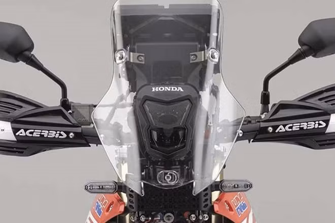 Được phát triển từ mẫu xe thương mại Honda CRF450L mà hãng vừa ra mắt cách đây không lâu, mẫu concept Honda CRF450L Rally còn được sở hữu nhiều trang bị và đặc tính của xe đua Dakar như kính chắn gió cao….
