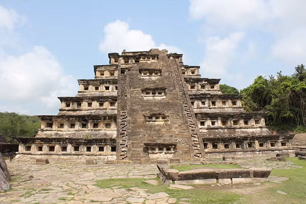 Kim tự tháp Niches được xây dựng trong thời kỳ thịnh vượng của thành phố El tajin, từ thế kỷ 9 - 13. Kiến trúc này gồm có 7 tầng, kết nối với nhau bằng dãy cầu thang ở mặt tiền.