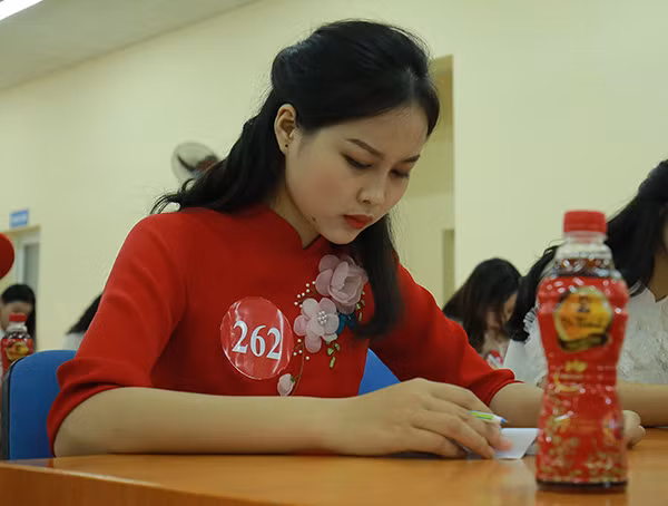 Các thí sinh thể hiện các phần thi giới thiệu bản thân, quan điểm sống,…