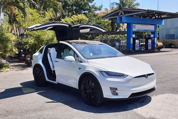 Được biết, đây là chiếc xe ôtô điện Tesla Model X thứ 5 có mặt tại thị trường Việt Nam, đồng thời cũng là chiếc thứ 4 thuộc phiên bản cao cấp nhất là P100D. Chiếc duy nhất còn lại thuộc bản Model X P90D cũ hơn.