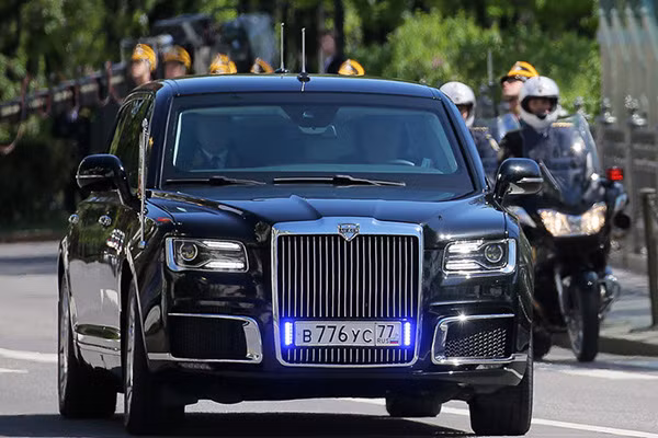 Xe limousine Cortege của Tổng thống Nga Vladimir Putin. Mẫu xe này được xem là sản phẩm kế thừa của dòng xe ZIL do Nga sản xuất nhiều thập niên trước, dùng để phục vụ các nhà lãnh đạo Soviet cũ. Xe được trang bị nội thất vô cùng sang trọng. Cabin xe được phủ gỗ quý với nhiều chi tiết kim loại sáng loáng. Ngoài ra, các thông số kỹ thuật vẫn chưa được công bố.