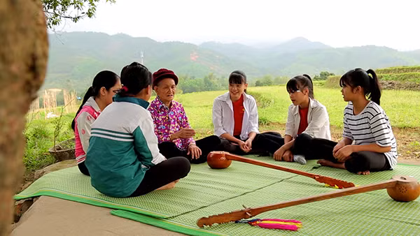 Một buổi học hát ở CLB hát then cổ.