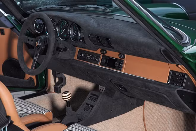 Thiết kế cabin siêu xe Porsche 911 964 gây thu hút bởi da màu nâu đi kèm vải carô ở giữa.