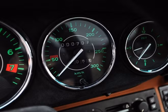 Thiết kế đồng hồ trung tâm xe Porsche 911 964.
