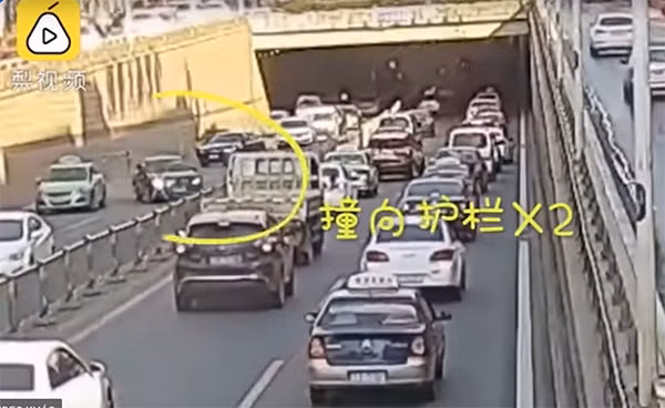 Chiếc xe 2 lần lao qua dải phân cách cứng và tông vào hàng loạt xe khác.