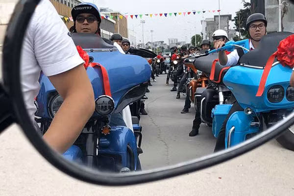 Sự có mặt của đoàn xe Harley-Davidson tham dự vào buổi rước dâu này đã gây chú ý với những tiếng nổ "như sấm". Đặc biệt hơn, những chiếc xe này đều là "hàng thử" được độ theo cách riêng và không giống nhau.