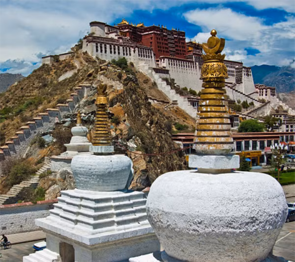 Cung điện Potala nổi tiếng với 7 đỉnh tháp bằng vàng. Không chỉ nổi tiếng với kiến trúc độc đáo, cung điện này còn được biết đến với hơn 10.000 bàn thờ các chư Phật, 20.000 tượng Phật, Bồ tát,…