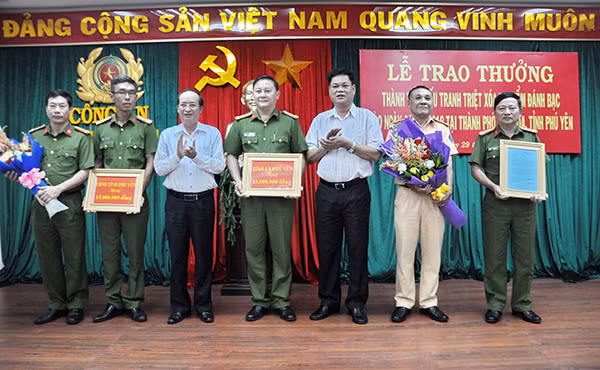 Lãnh đạo tỉnh Phú Yên Phan Đình Phùng trao thưởng cho các đơn vị phá án.