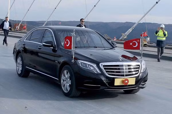 Xe Mercedes-Benz S600 của Tổng thống Thổ Nhĩ Kỳ Recep Tayyip Erdoğan - Chiếc xe này đã được nâng cấp cả về kĩ thuật lẫn trang bị. Vỏ xe được làm từ hợp kim titan đặc biệt với cửa dày hơn 12 cm có thể chống đạn súng lục, súng trường và súng máy hạng nhẹ. Xe được trang bị điện thoại kết nối vệ tinh Gokturk-1. Ngoài ra, lốp xe được gia cố bằng cáp thép bên trong, cho phép chiếc xe có thể đi tiếp ngay ngay cả khi thủng lốp.