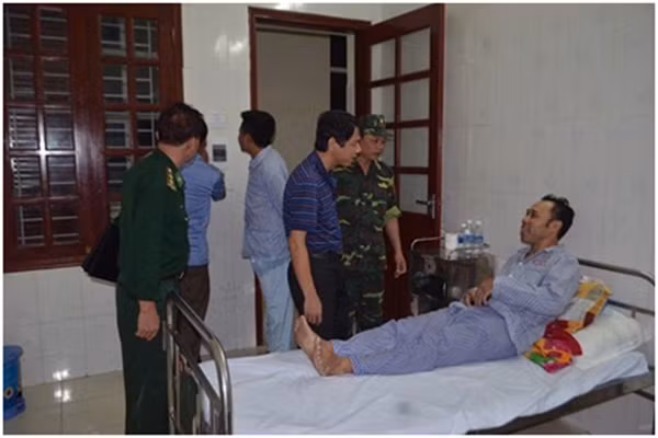Các thuyền viên được Đồn Biên phòng Cát Bà chăm sóc sức khỏe.