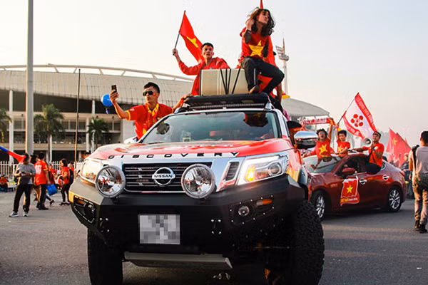 Những chiếc xe rực rỡ cờ đỏ sao vàng hộ tống cổ động viên luôn là tâm điểm chú ý của mọi người ở mọi cung đường...