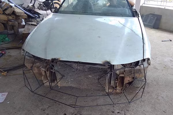 Để tạo ra bản độ xe mui trần độc đáo này, Kiên đã lôi một chiếc Daewoo Celio đời 1998 không thể sử dụng được nữa ra độ lại. Quá trình tạo hình ra mẫu xe tự chế này khá khó khăn do anh không có nhiều kinh nghiệm trong việc độ xe.