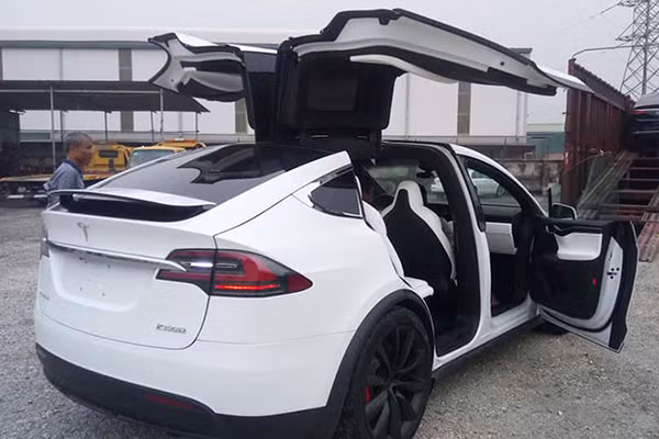 Theo công bố, Tesla Model X P100D chỉ mất 3 giây để đạt đến vận tốc 100 km/h từ vị trí xuất phát, đây là con số khá ấn tượng trên một chiếc SUV. Khoảng thời gian tăng tốc 0-100km/h của Tesla Model X P100D còn tương đương một số siêu xe như Ferrari F12 Berlinetta hay Lamborghini Aventador LP700-4.