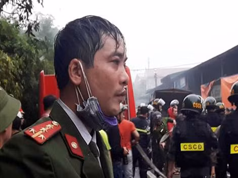 Một chiến sĩ Công an tỉnh Nghệ An lấm lem trong lúc chữa cháy, cứu hàng giúp dân.