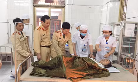 Một trường hợp bị nạn trên sông được cứu vớt kịp thời và đưa đi cấp cứu.