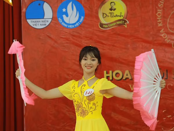 Phần thi biểu diễn tài năng của một nữ sinh Đại học Công nghệ thông tin.